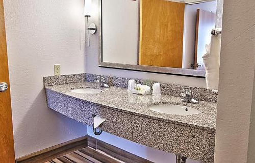 Manahawkin Hotel | Holiday Inn Manahawkin/Long Beach Island by IHG