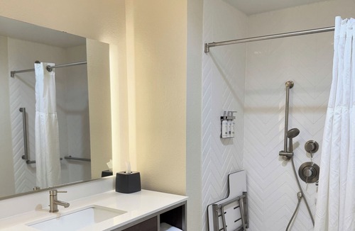 Fayetteville Hotel | Holiday Inn & Suites Fayetteville W-Fort Bragg Area by IHG