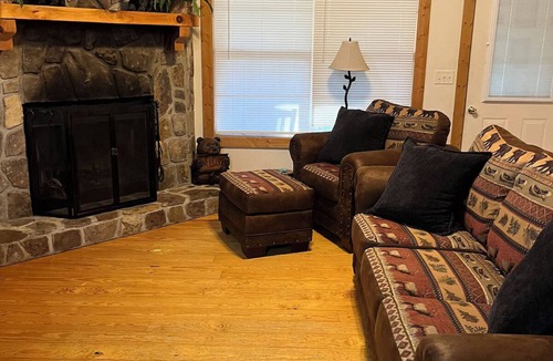 Blairsville Cabin | Holmes Cabin close to Helton Creek Falls and Blood Mountain