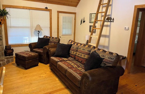 Blairsville Cabin | Holmes Cabin close to Helton Creek Falls and Blood Mountain