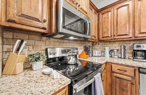 Tracy House | Home Away from Home 2 Close to KCI Airport, Weston