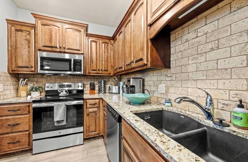 Tracy House | Home Away from Home 2 Close to KCI Airport, Weston