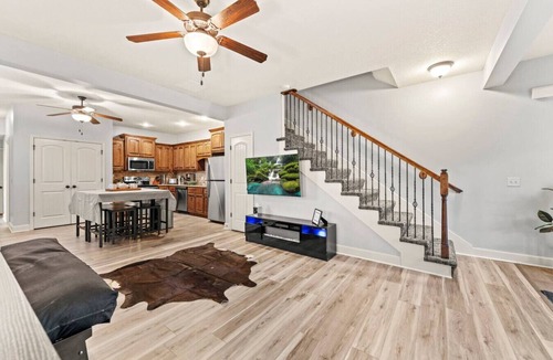 Tracy House | Home Away from Home 3 Close to KCI Airport, Weston