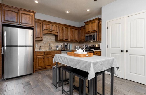Tracy House | Home Away from Home 3 Close to KCI Airport, Weston