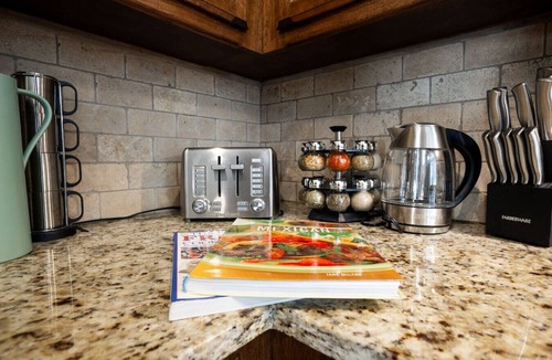 Tracy House | Home Away from Home 3 Close to KCI Airport, Weston