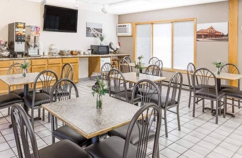 Atlantic Hotel | Home-Like Room Near Downtown Iowa – Perfect for One-Night Business Stays