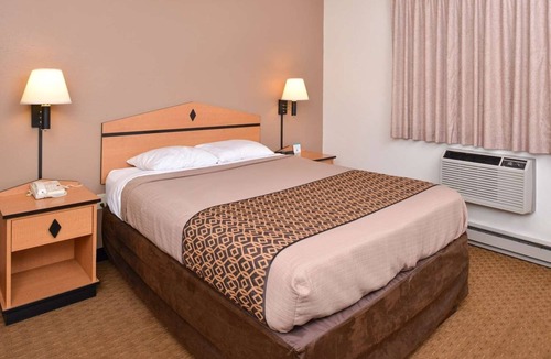 Atlantic Hotel | Home-Like Room Near Downtown Iowa – Perfect for One-Night Business Stays