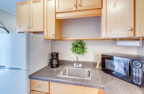 Kalona Cottage | Home Near Kinnick, UI Health & Amish Country