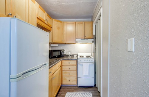 Kalona Cottage | Home Near Kinnick, UI Health & Amish Country