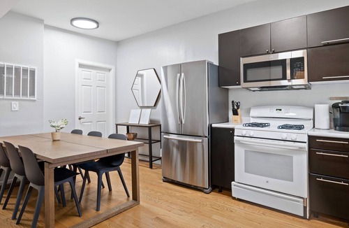 Irving Park East Apartment | home sweet home chicago - garage parking & downtown in 20m