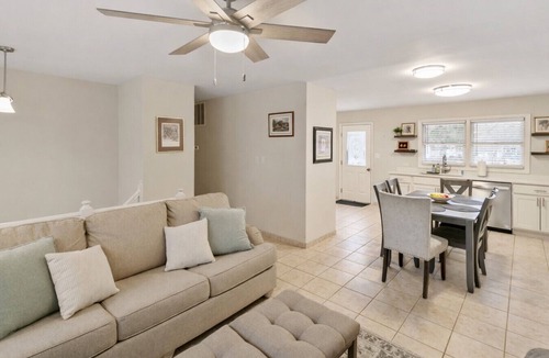 Libertyville House | Home W/Large Deck, Libertyville - Near Naval Base
