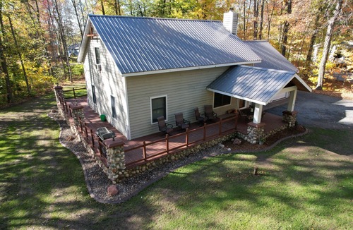 Amery House | Home with Lake Access (Pontoon available to rent!)