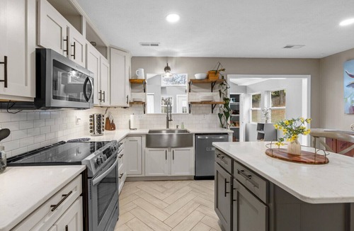 Ashley Oaks House | Homestyle: Game room, w/soaking tub, yard, crib, patio, KING beds, & quiet study.