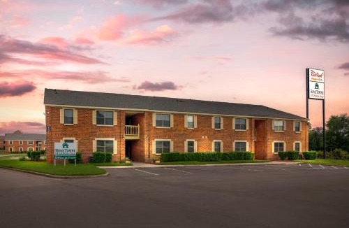 Madison Hotel | HomeTowne Studios by Red Roof Huntsville - Madison