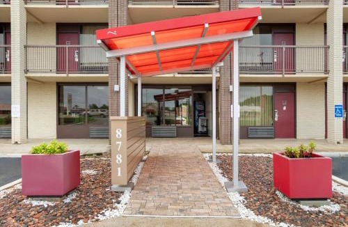 Madison Hotel | HomeTowne Studios by Red Roof Huntsville - Madison