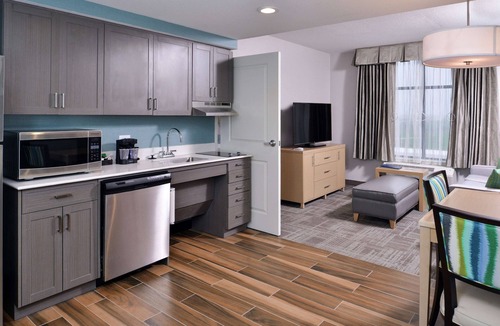 Des Moines Hotel | Homewood Suites by Hilton Des Moines Airport