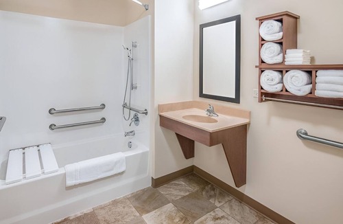 Berwick Hotel | Homey Space w/Kitchen Near Ankeny Art Center & Cascade Falls Aquatic Center