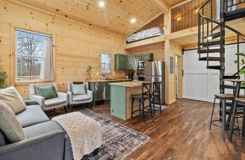 Rising Fawn Cabin | Honey Pine Cabin Hot Tub + Fire Pit
