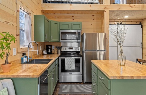 Rising Fawn Cabin | Honey Pine Cabin Hot Tub + Fire Pit