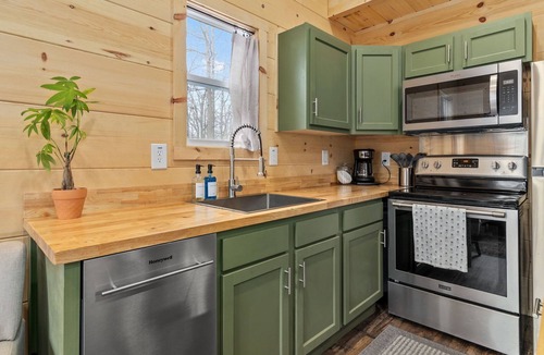 Rising Fawn Cabin | Honey Pine Cabin Hot Tub + Fire Pit