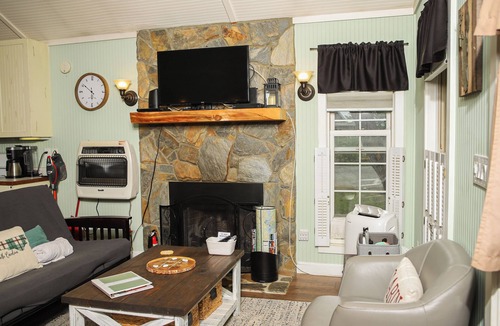 Altamont Cabin | Honeybear Hollow Cabin near Blue Ridge Parkway - pet-friendly