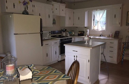 Janesville Cabin | Honeybee Cottage at Star's Hollow Inn and Farm Hobby