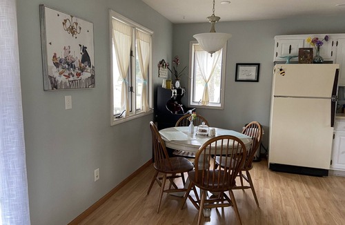 Janesville Cabin | Honeybee Cottage at Star's Hollow Inn and Farm Hobby