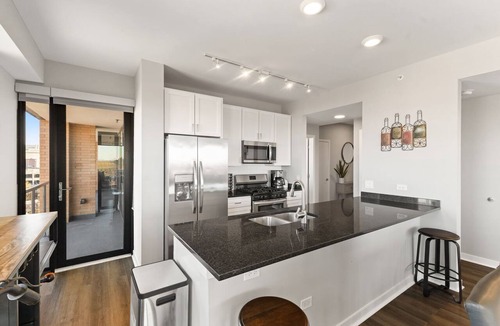 Evanston Apartment | "Hope of Evanston" 180°view, 2BDR +2Bath Urban luxury