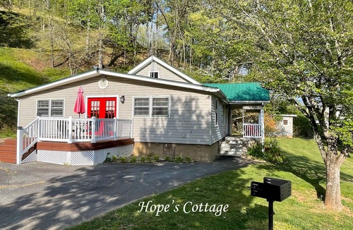 Cherokee Cottage | Hope's Cottage-Walk to the Casino! Wifi available & Motorcycle Friendly
