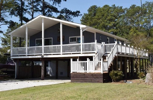 Deep Hole House | Horsin Around | 3BR with Private Dock, Deck and Pet-Friendly