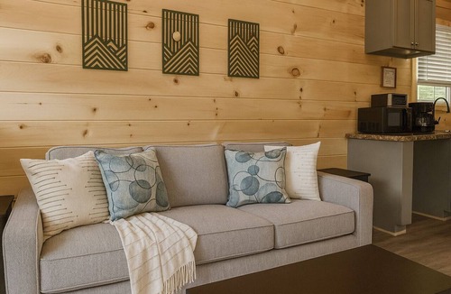 Coalmont Cottage | Hot Tub and Paddle Boat! Veteran Owned! - Relax at Eagle’s Landing on the Lake