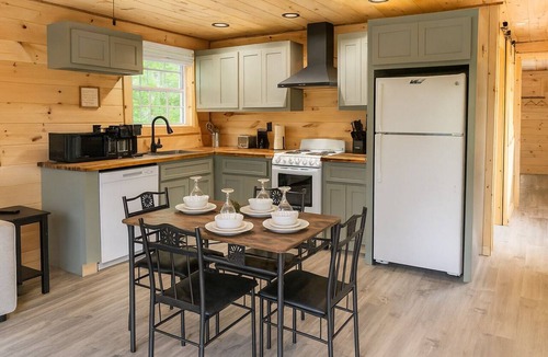Coalmont Cottage | Hot Tub and Paddle Boat! Veteran Owned! - Relax at Eagle’s Landing on the Lake