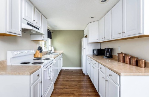 Ridgeway Ski Chalet | Hot Tub, Fire Pit, Deck, Grill, WiFi, Dog-Friendly