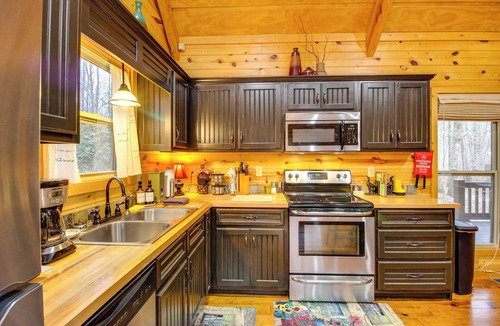 Mentone Cabin | Hot Tub + Fire Pit: Wooded Cabin Near DeSoto Park!