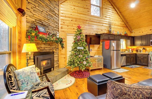 Mentone Cabin | Hot Tub + Fire Pit: Wooded Cabin Near DeSoto Park!