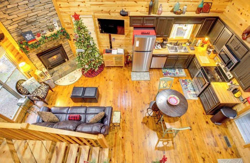 Mentone Cabin | Hot Tub + Fire Pit: Wooded Cabin Near DeSoto Park!