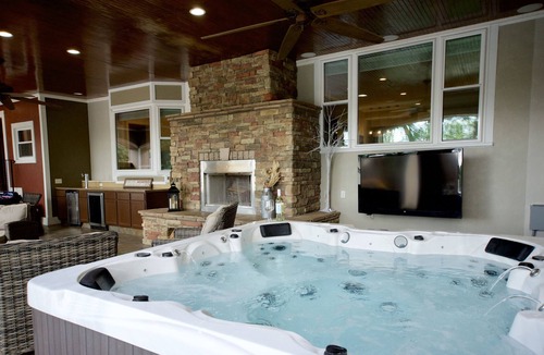 Greater South Side House | Hot Tub,Fireplace,Near Airport/Downtown,Sleeps 9
