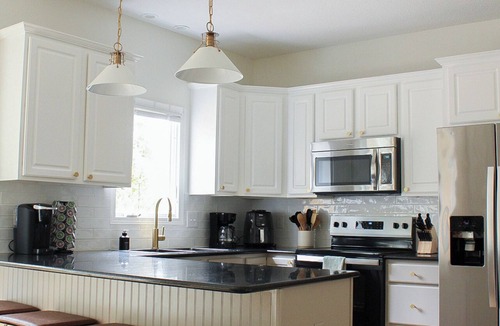 West Des Moines House | Hot Tub- Mini Golf- Movie Theater- Sauna- Gym- Bowling- Huge Game Room