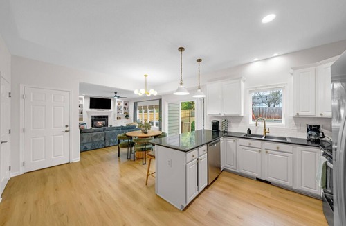 West Des Moines House | Hot Tub- Mini Golf- Movie Theater- Sauna- Gym- Bowling- Huge Game Room