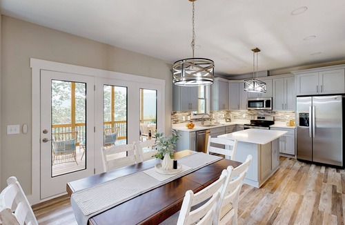 Waleska House | Hot Tub & Mtn Views at Luxe Lake Arrowhead Getaway