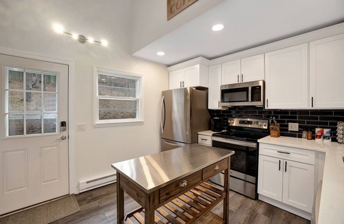 Charter Hills Cabin | ~HOT TUB~Pet Friendly-AC-Renovated Cabin~Fireplace