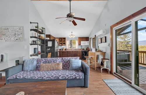 Ridgeway Cabin | Hot Tub, Private Creek Access, High Speed Internet, Romantic vibes