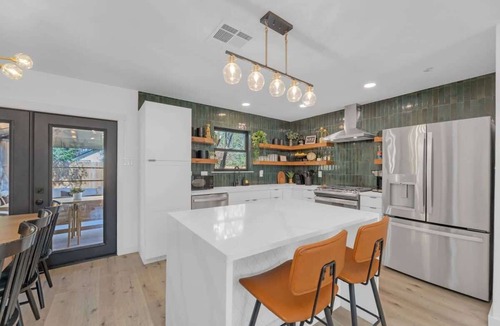 Cedar Park House | Hot Tub | Speakeasy | Basketball Court | Sleeps 12