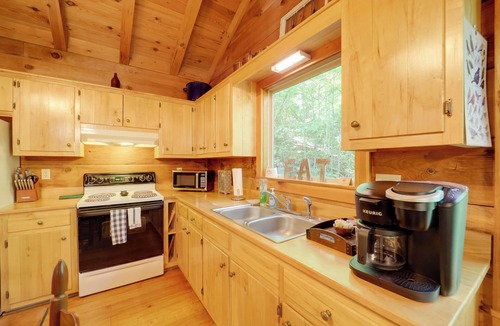 Vein Mountain Cabin | Hot Tub & Trail Access: 92-Acre Retreat in Marion!