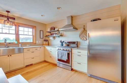 Pierce County Cabin | Hot Tub & Trail Access: Spacious Stockholm Retreat