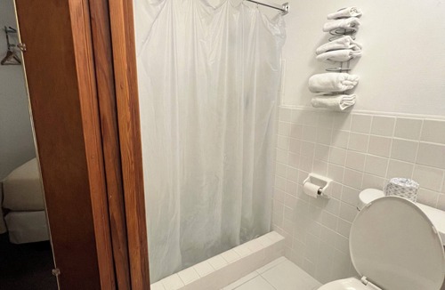 Adrian Hotel | Hotel Prairie Winds Carthage Keokuk Hwy 136