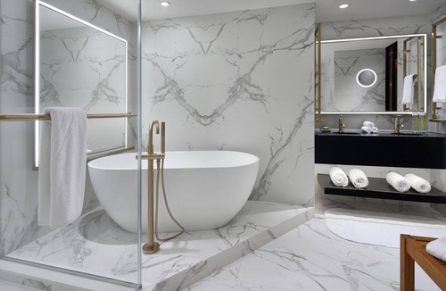 Downtown Washington D.C. Hotel | Hotel Washington | Two Monument View Corner King Spa Suites | D.C. Sights
