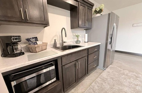 Renner Apartment | Hottub | Covered Patio| Modern Rustic 2BD Retreat