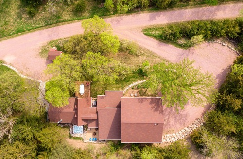 Yankton Cabin | HotTub, PingPong, Firepit, 2 LivingRooms just .67 mi to beach