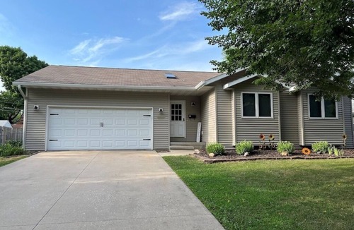 Iowa City House | House 1/2 miles to Kinnick Stadium in University Heights